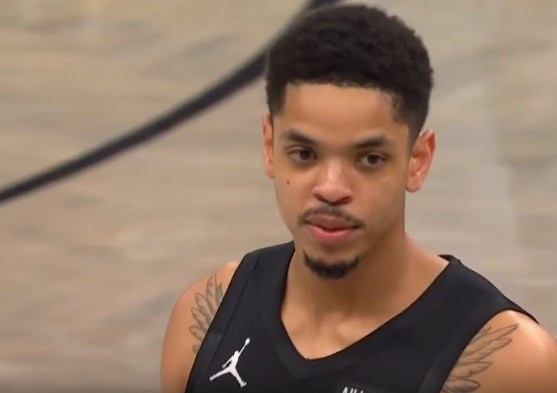 开云app-科比·怀特虚晃上篮被米诺特结结实实打到脸上 后者被吹一级恶意